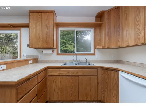 308 NW 15th Street Newport OR 97365