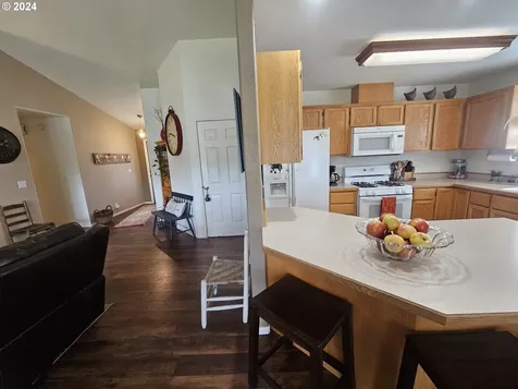 1230 E Fourth Avenue Sutherlin OR 97479