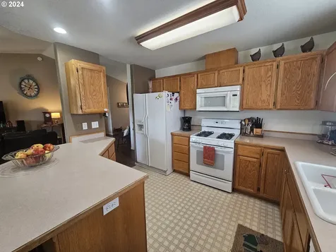 1230 E Fourth Avenue Sutherlin OR 97479