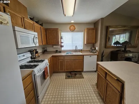 1230 E Fourth Avenue Sutherlin OR 97479