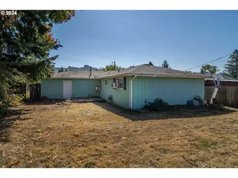 359 E Second Avenue Sutherlin OR 97479