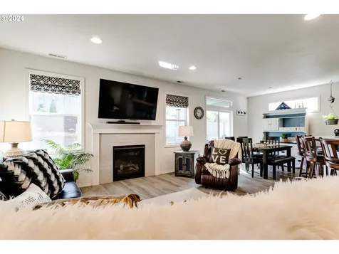 1933 S 59th Street Springfield OR 97478
