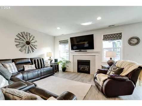 1933 S 59th Street Springfield OR 97478