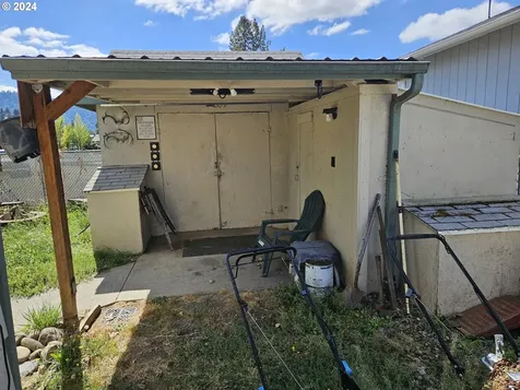 520 NW Tumlin Avenue Winston OR 97496