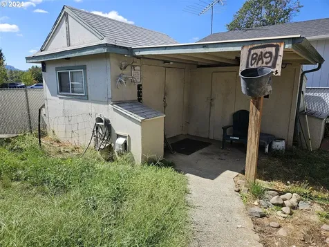 520 NW Tumlin Avenue Winston OR 97496