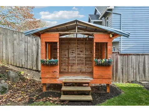 8863 SW Waverly Drive Portland OR 97224