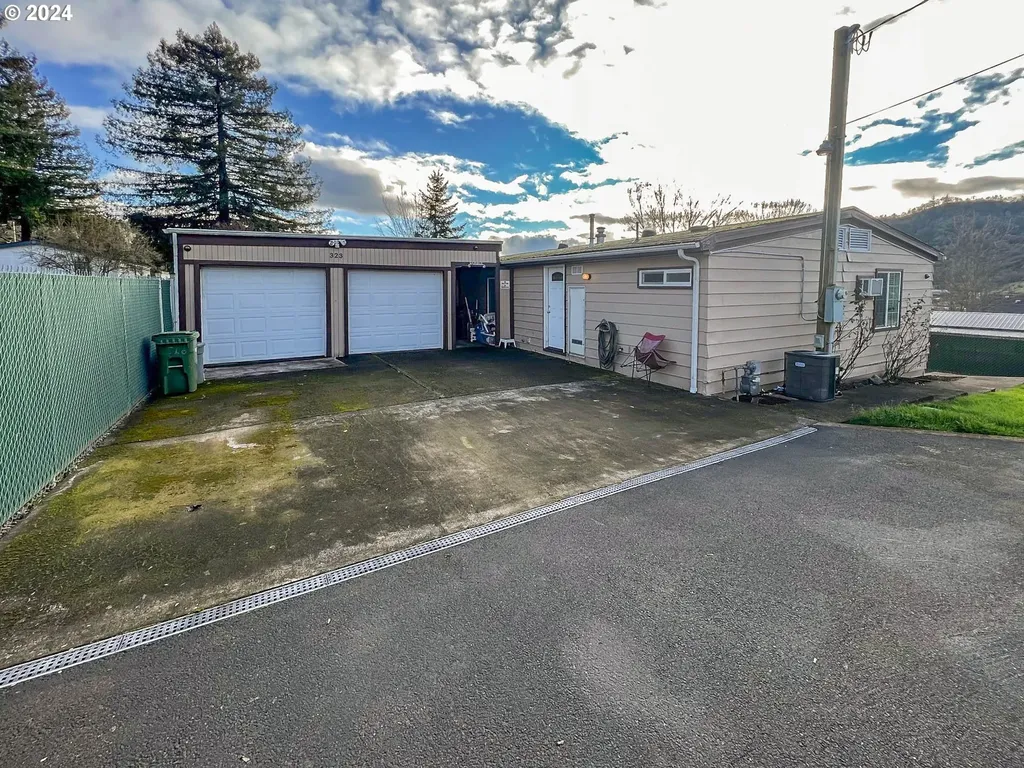 323 Pleasant Avenue Roseburg OR 97470