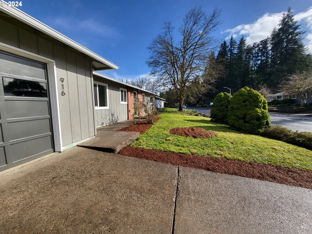 916 S R Street Cottage Grove OR 97424