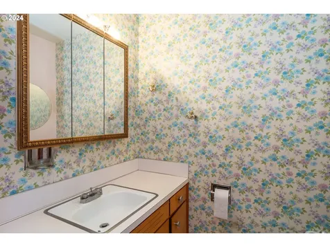 1496 Nw Beacon Street Roseburg OR 97470