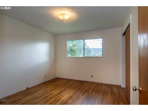 1496 Nw Beacon Street Roseburg OR 97470