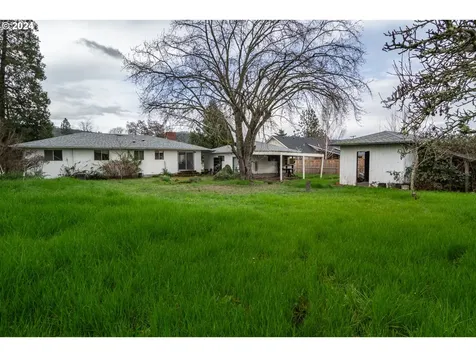 1496 Nw Beacon Street Roseburg OR 97470
