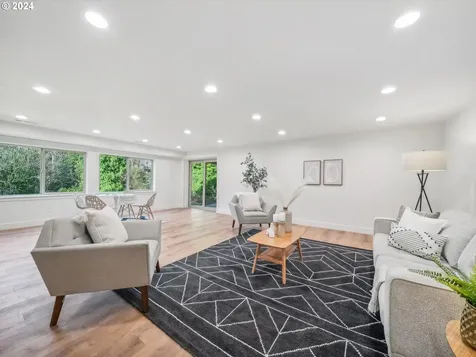 4303 SW Admiral Court Portland OR 97221