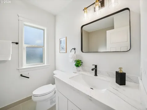 4303 SW Admiral Court Portland OR 97221