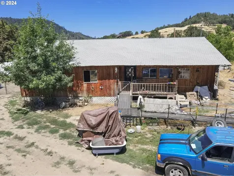 194 E Willis Creek Road Winston OR 97496