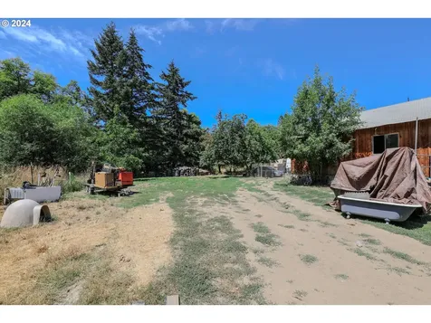 194 E Willis Creek Road Winston OR 97496