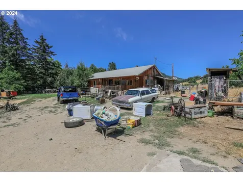 194 E Willis Creek Road Winston OR 97496