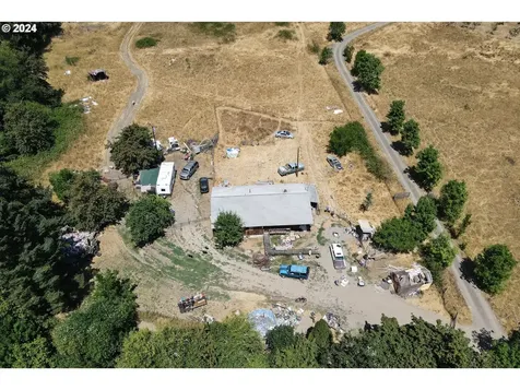 194 E Willis Creek Road Winston OR 97496