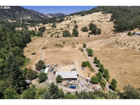 194 E Willis Creek Road Winston OR 97496
