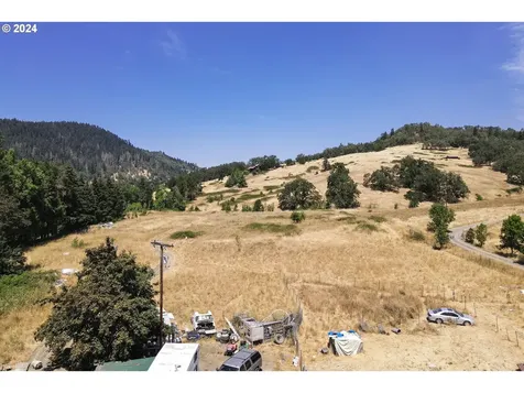 194 E Willis Creek Road Winston OR 97496