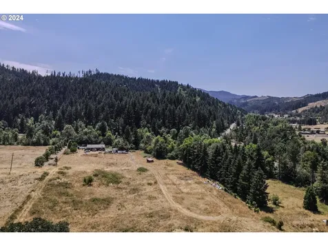 194 E Willis Creek Road Winston OR 97496