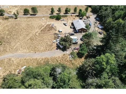 194 E Willis Creek Road Winston OR 97496
