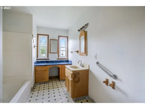 4915 Ne Cleveland Avenue Portland OR 97211