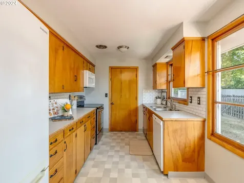 1752 Se 96th Avenue Portland OR 97216