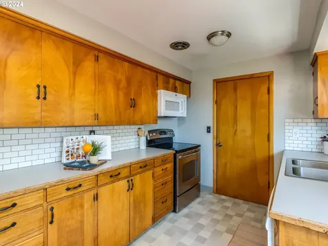 1752 Se 96th Avenue Portland OR 97216