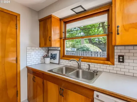 1752 Se 96th Avenue Portland OR 97216