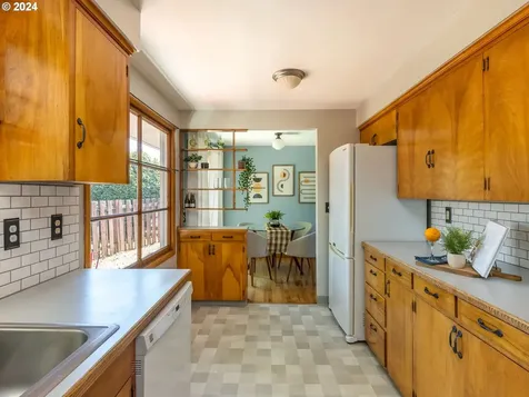1752 Se 96th Avenue Portland OR 97216