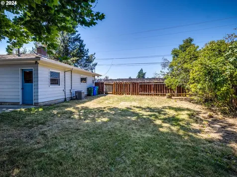 1752 Se 96th Avenue Portland OR 97216