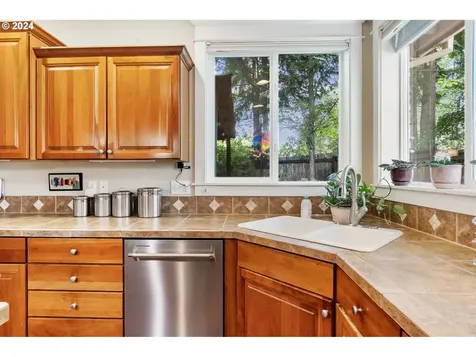 8747 NW Kearney Street Portland OR 97229