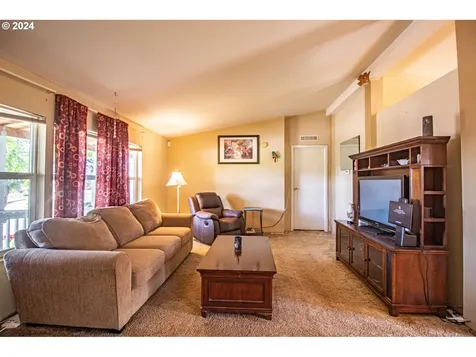 319 Hood Court Molalla OR 97038