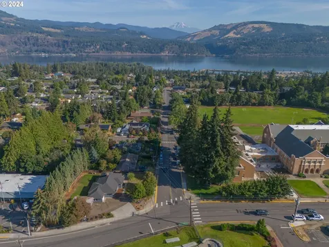 814 17th Street Hood River OR 97031