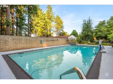 524 Ne 148th Avenue Portland OR 97230