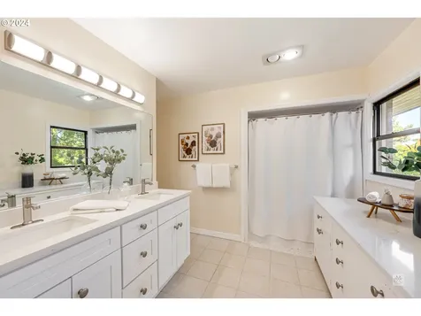 524 Ne 148th Avenue Portland OR 97230