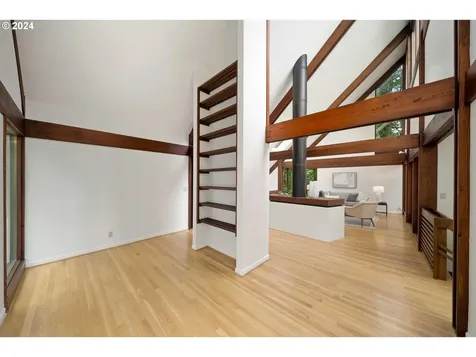 4481 SW Fairview Circus Portland OR 97221