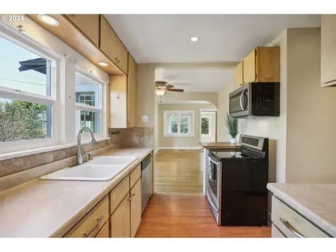 5273 Ne 23rd Avenue Portland OR 97211