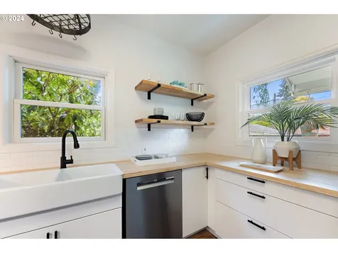 5844 NE 32nd Place Portland OR 97211