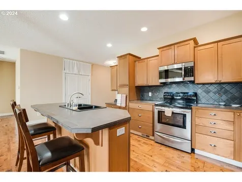 726 Se 166th Place Portland OR 97233