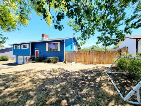 1679 Nw Le Mans Street Roseburg OR 97471
