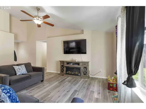 1284 Dahlia Street Woodburn OR 97071