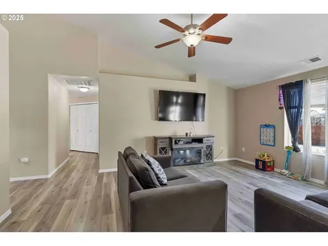 1284 Dahlia Street Woodburn OR 97071
