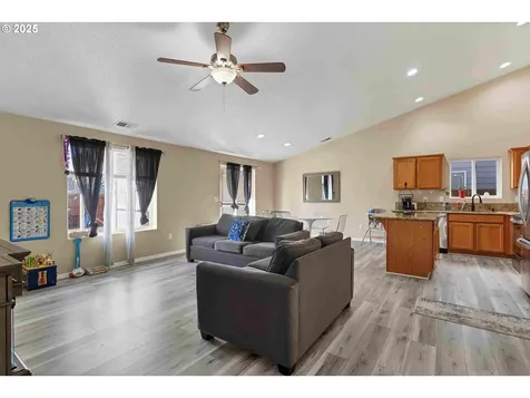 1284 Dahlia Street Woodburn OR 97071