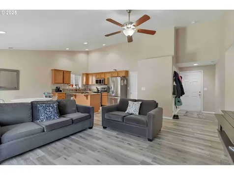 1284 Dahlia Street Woodburn OR 97071