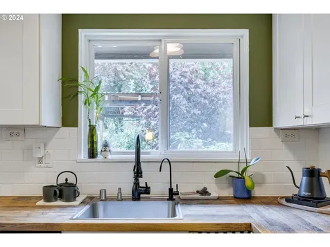 1245 SW Freeman Street Portland OR 97219