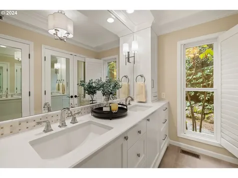 2020 Ridgewood Lane Lake Oswego OR 97034