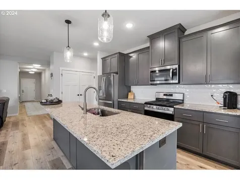 5038 Constellation Avenue NE Salem OR 97305
