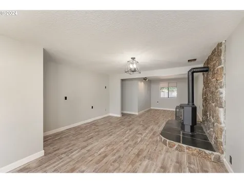 1547 Nw Rachel Avenue Roseburg OR 97471
