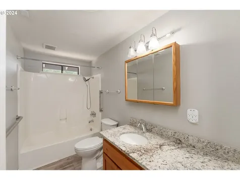 1547 Nw Rachel Avenue Roseburg OR 97471